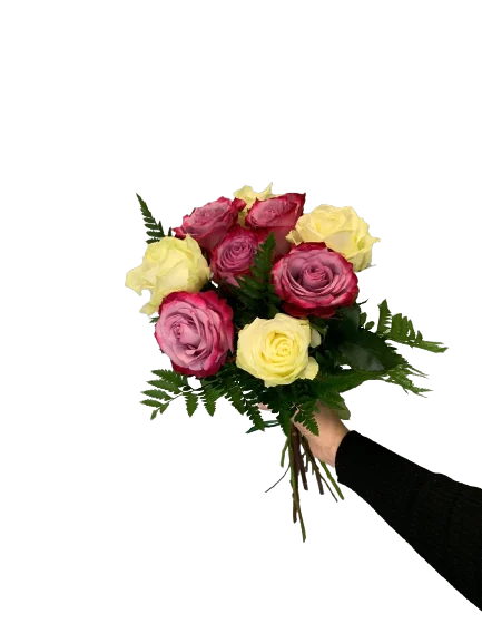 Bukiet róż z romantycznymi różowymi i żółtymi różami i liśćmi paproci