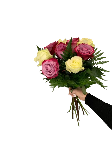 Bukiet róż z różowymi i żółtymi różami otoczony zielenią