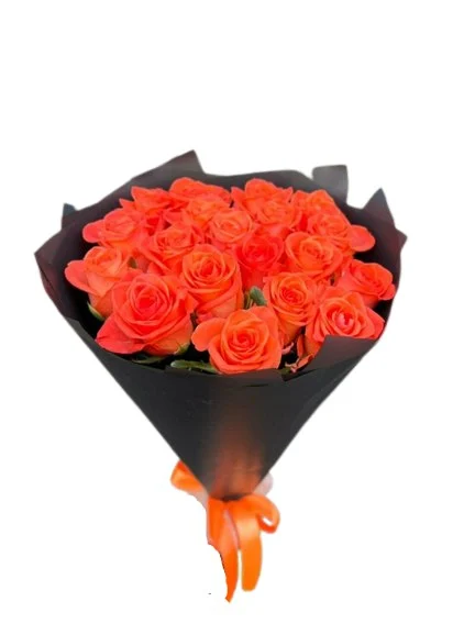 Bukiet róż z intensywnie pomarańczowymi różami w czarnym opakowaniu