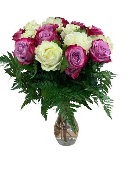 Elegancki bukiet róż z barwnymi różami i liśćmi paproci