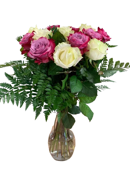 Bukiet róż z jasnoróżowymi i żółtymi różami w dekoracyjnej zieleni
