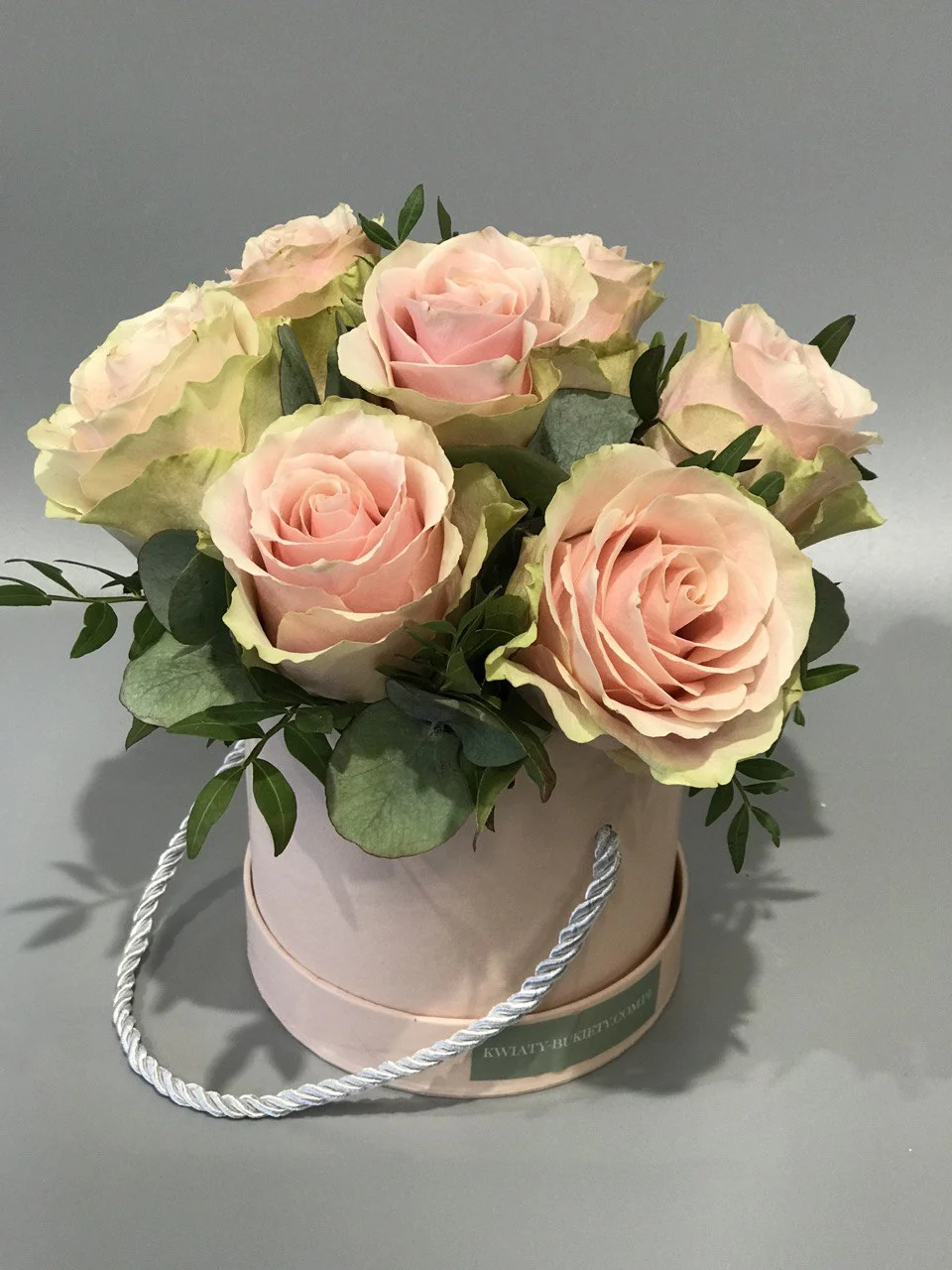 Flower box z różowymi różami w eleganckim pudełku