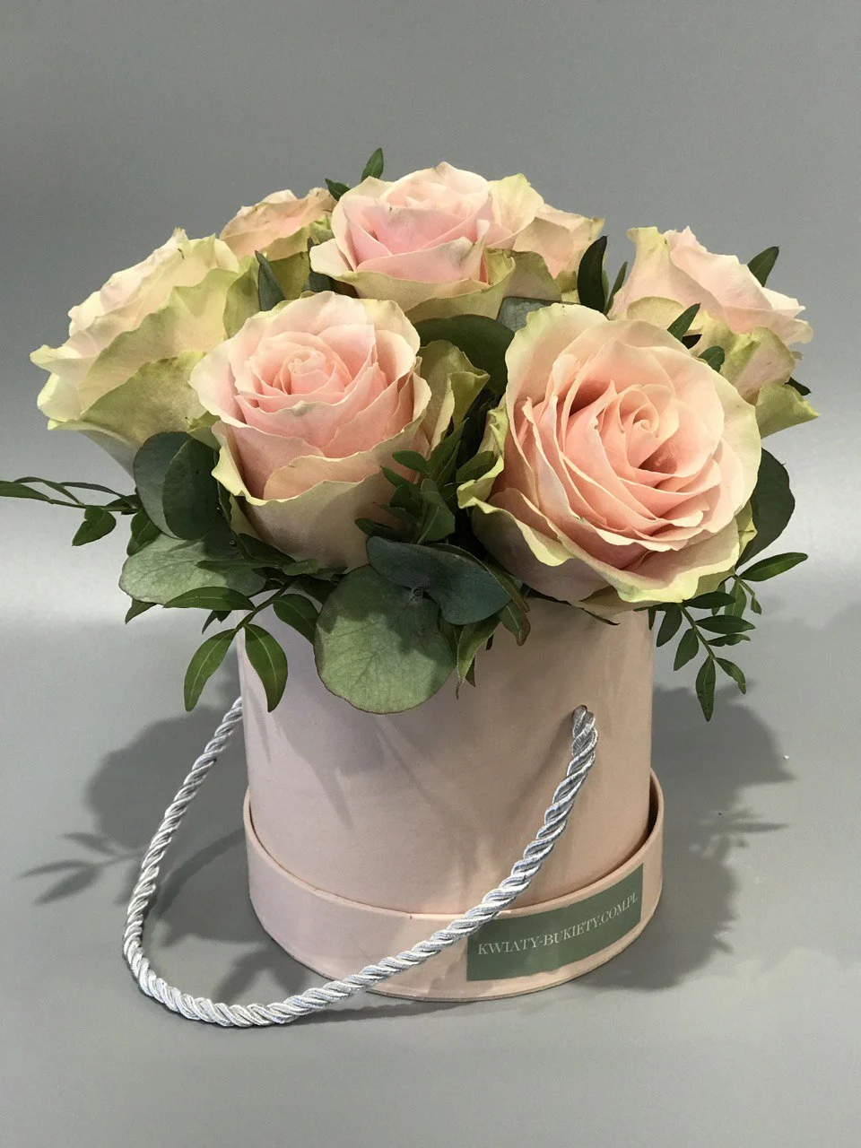 Flower box z różami i zielenią