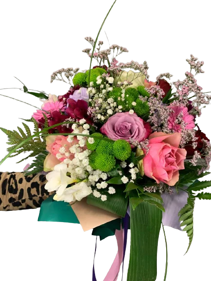Bukiet mieszany z różami, gerberą, frezją – elegancja zamknięta w kwiatach