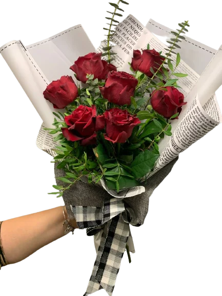Bukiet czerwonych róż z eukaliptusem w nietypowym opakowaniu