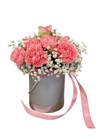 Flowerbox z różami, goździkami, gipsówką – kwiatowa doskonałość na prezent