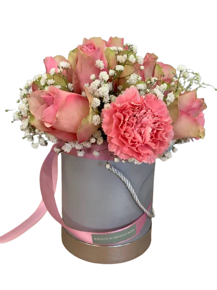 Flowerbox z różami, goździkami, gipsówką – połączenie wdzięku i romantyzmu