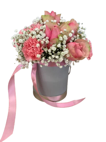 Flowerbox z różami, goździkami, gipsówką – elegancja w każdym detalu