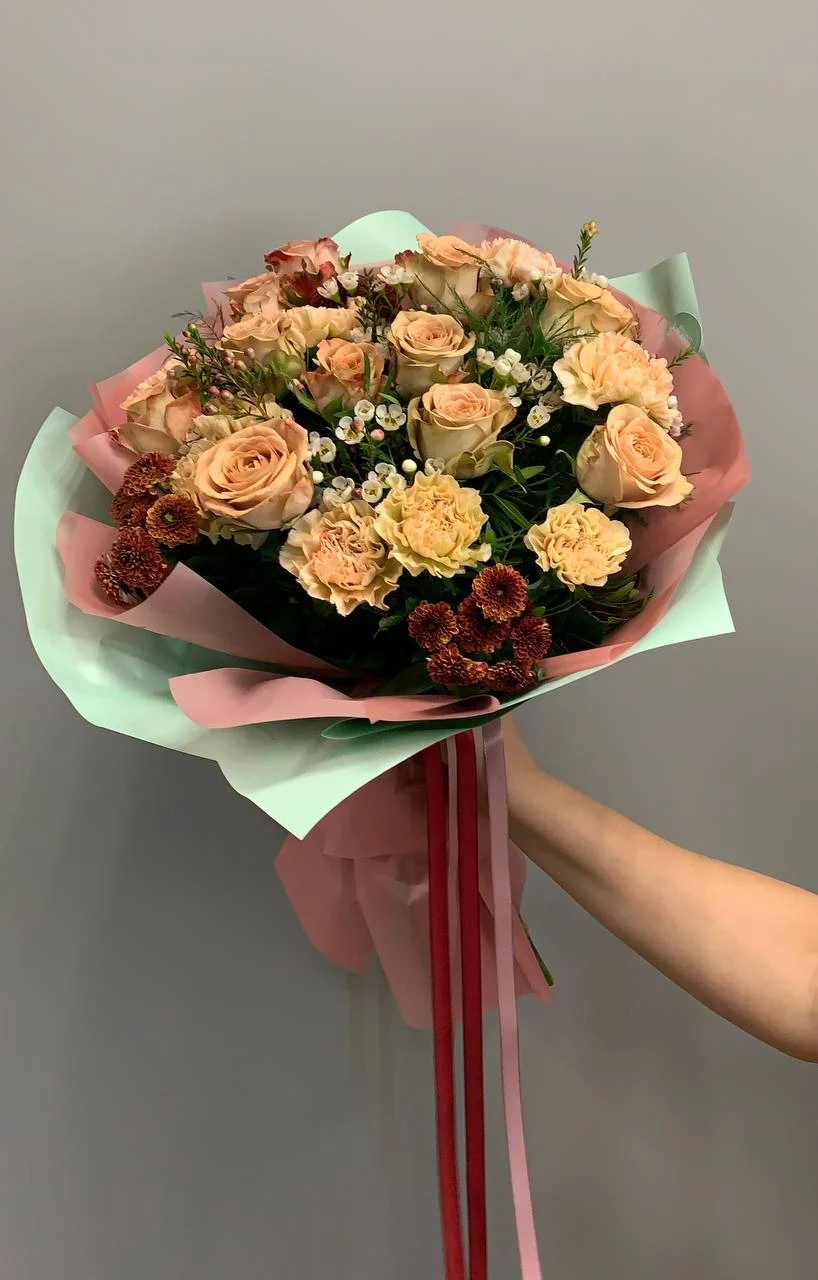 Bukiet z beżowymi różami i goździką w eleganckim bukiecie