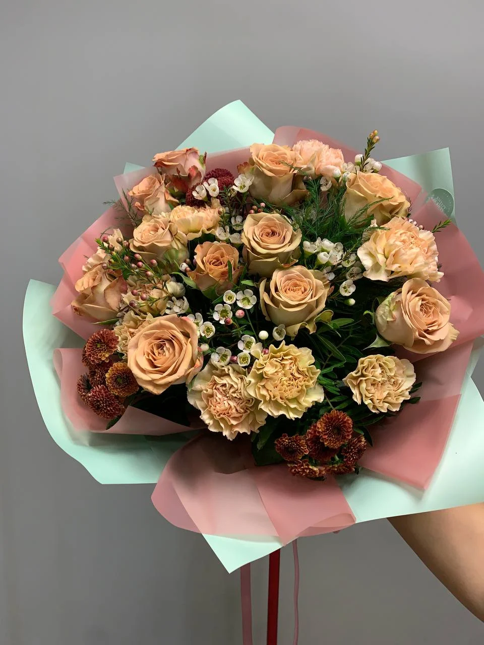 Kwiatowy bukiet z różami w odcieniach nude i świeżą zielenią