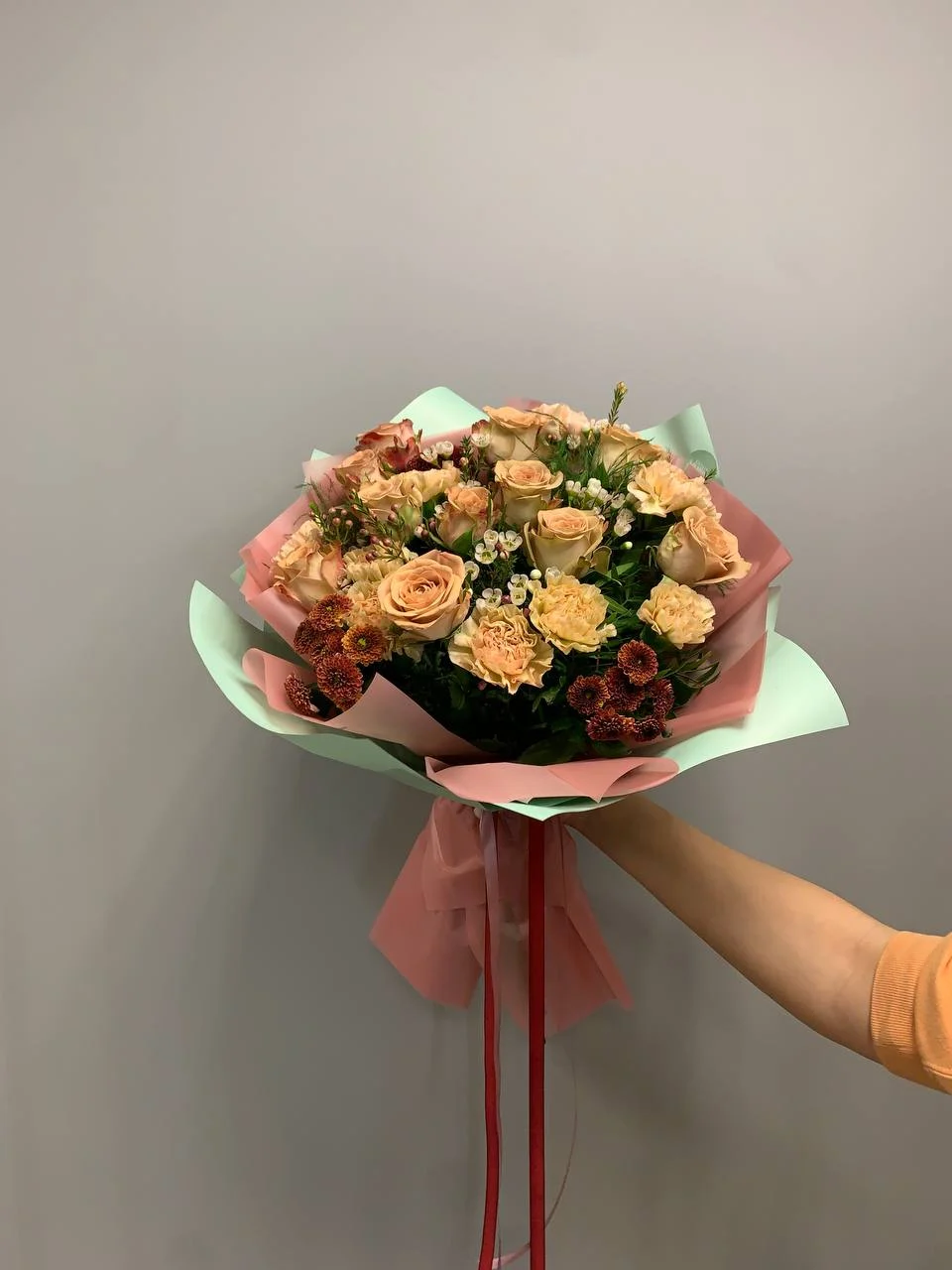 Bukiet z beżowych róż, goździków i drobnych kwiatów