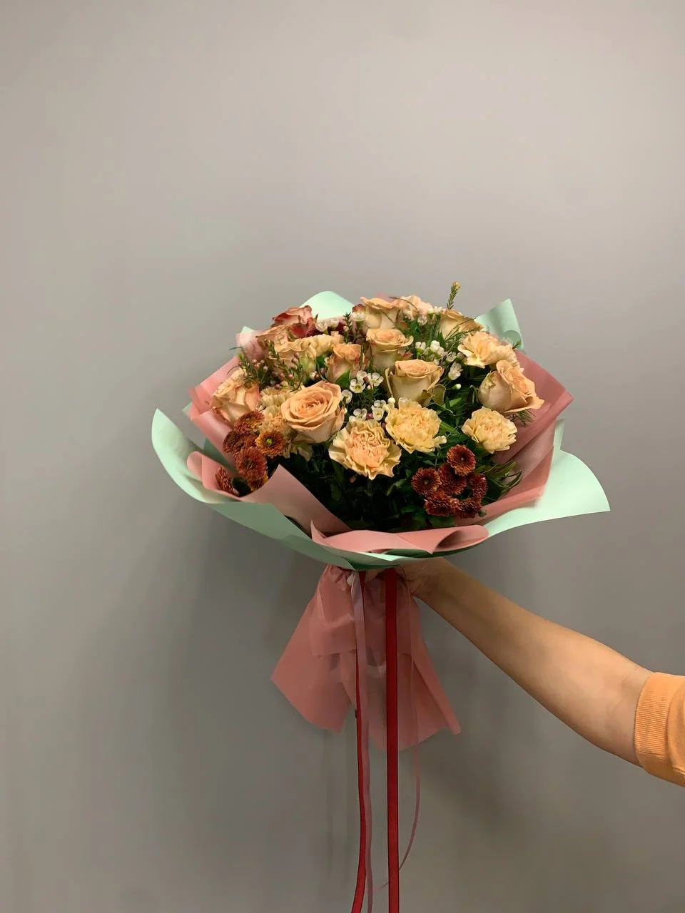 Bukiet róż i goździków w ciepłych, beżowych odcieniach