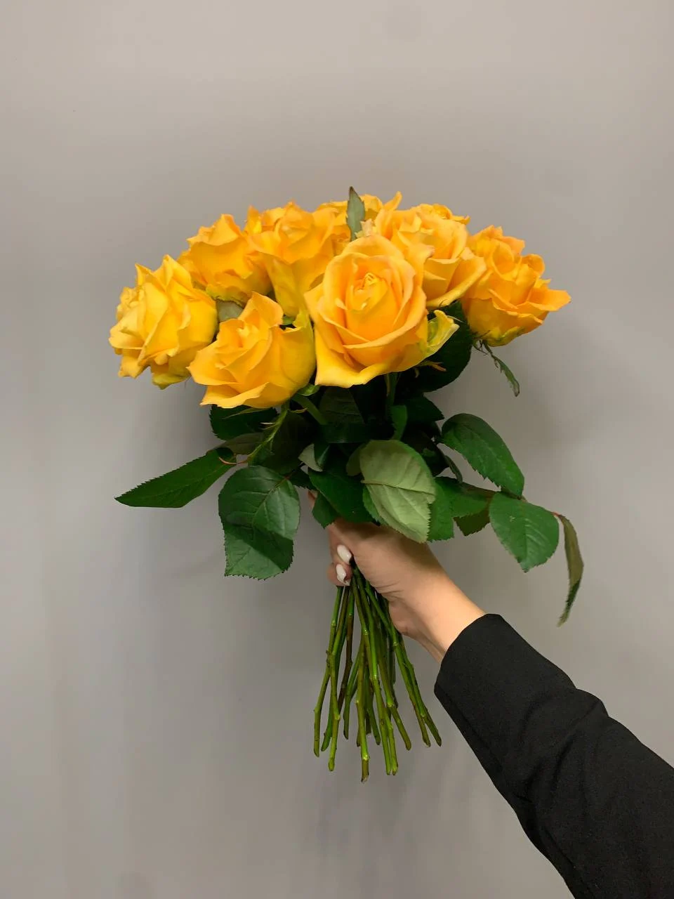 Minimalistyczny bukiet żółtych róż – klasyka w nowoczesnym wydaniu