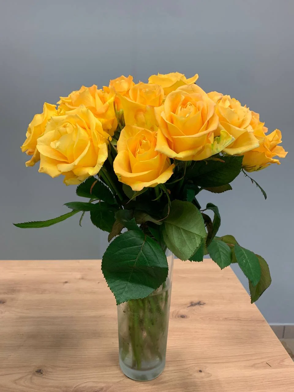 Świeże żółte róże ułożone bez opakowania