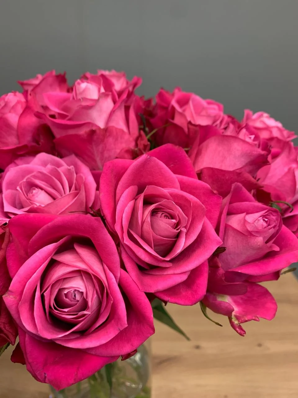 Bukiet róż – klasyczna kompozycja w nowoczesnym stylu