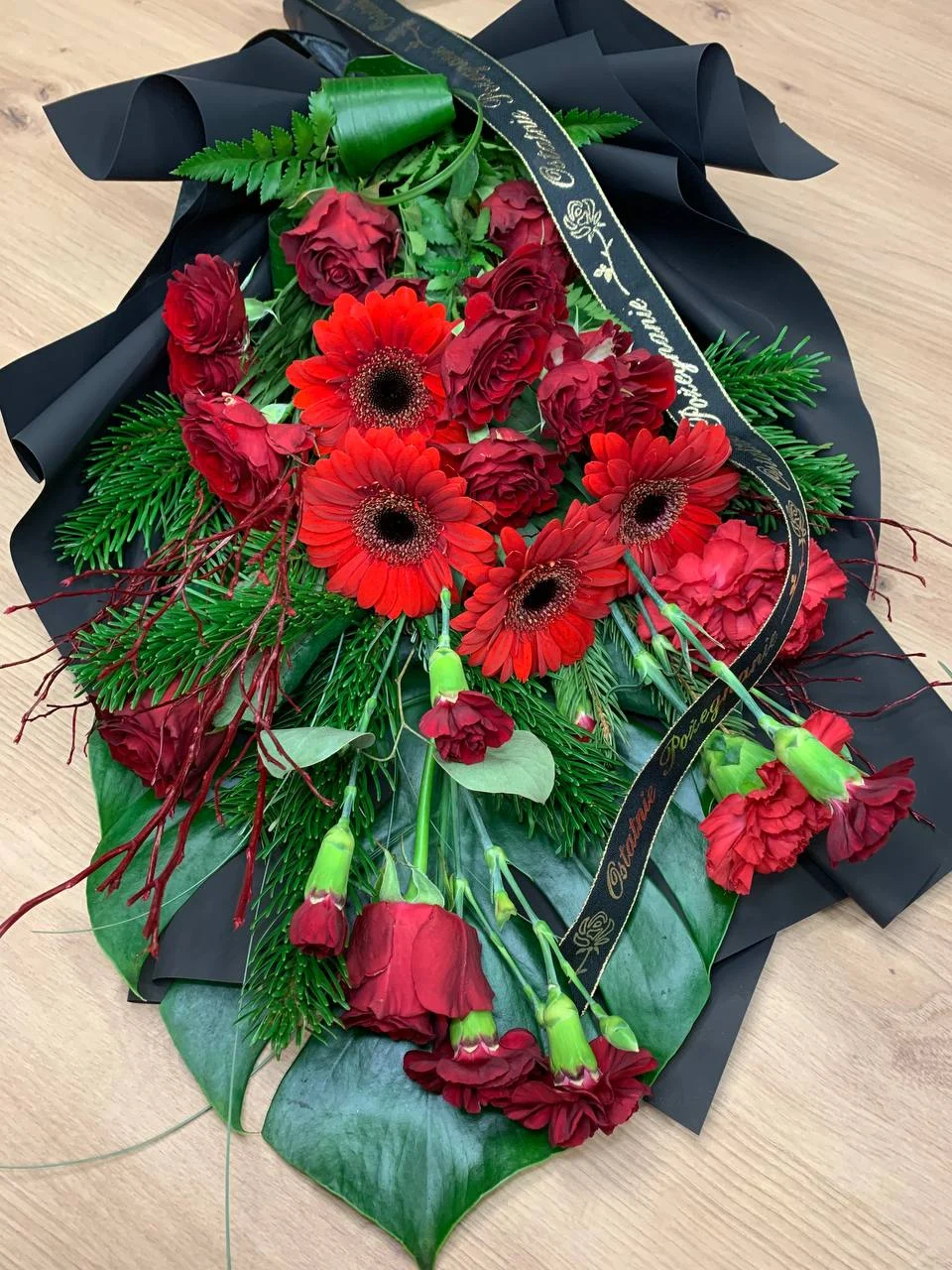 Kwiaty na pogrzeb, bukiet ostatnie orzegnanie z czerwonych róż z dostawą niska cena Pruszków