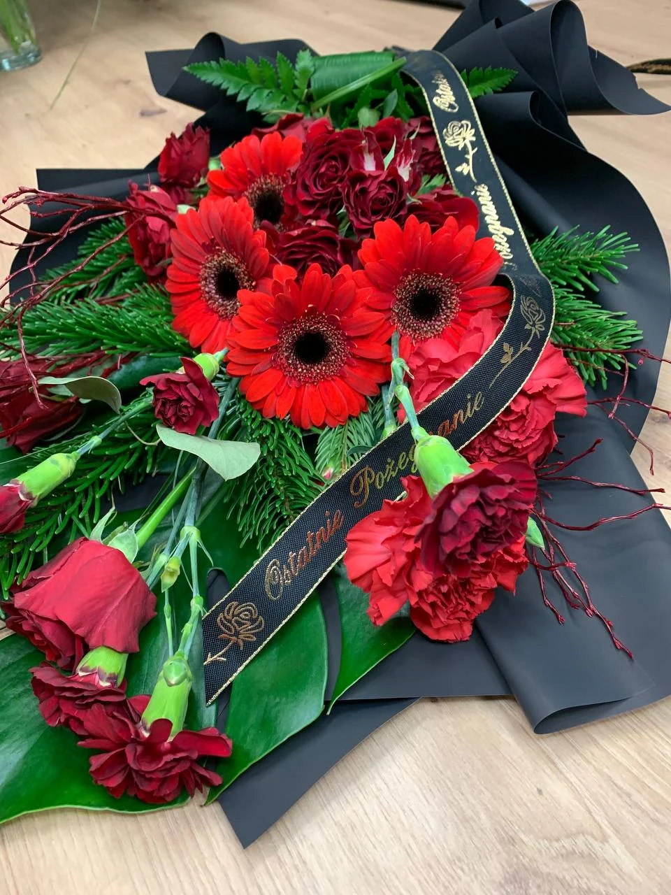 Kwiaty na pogrzeb, bukiet ostatnie orzegnanie z czerwonych róż z dostawą niska cena Brwinów