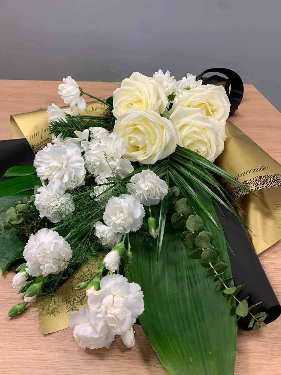 Bukiet pogrzebowy z róż, bukiet ostatnie orzegnanie z białych róż z dostawą niska cena Pruszków