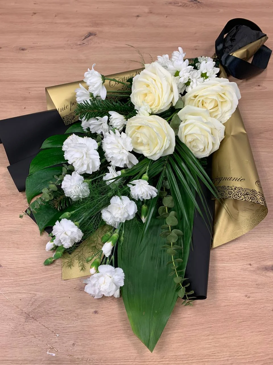 Bukiet pogrzebowy z róż, bukiet ostatnie orzegnanie z białych róż z dostawą niska cena