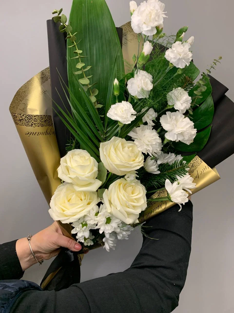 Bukiet pogrzebowy z róż, bukiet ostatnie orzegnanie z białych róż z dostawą niska cena Brwinów