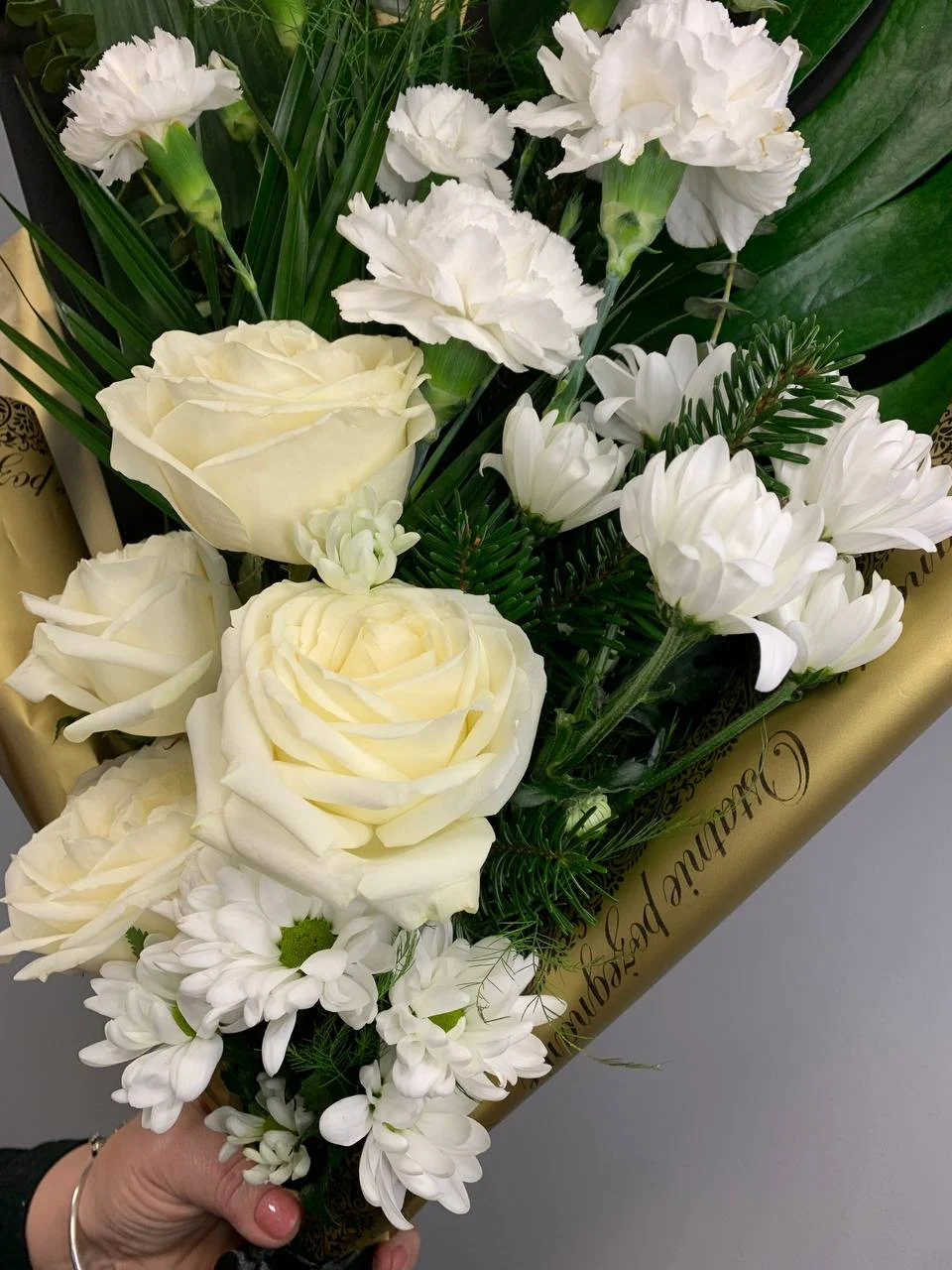 Bukiet pogrzebowy z róż, bukiet ostatnie orzegnanie z białych róż z dostawą niska cena Piastów