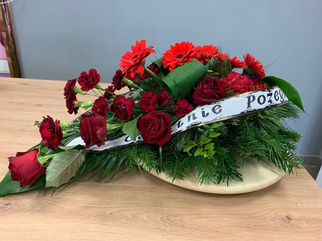 Wiązanka pogrzebowa z róż, wiązanka ostatnie porzegnanie z białych róż z dostawą niska cena Grodzisk Mazowiecki