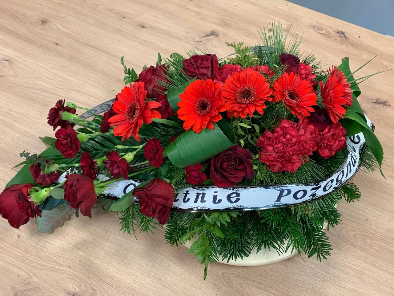 Wiązanka pogrzebowa z róż, wiązanka ostatnie porzegnanie z białych róż z dostawą niska cena Brwinów