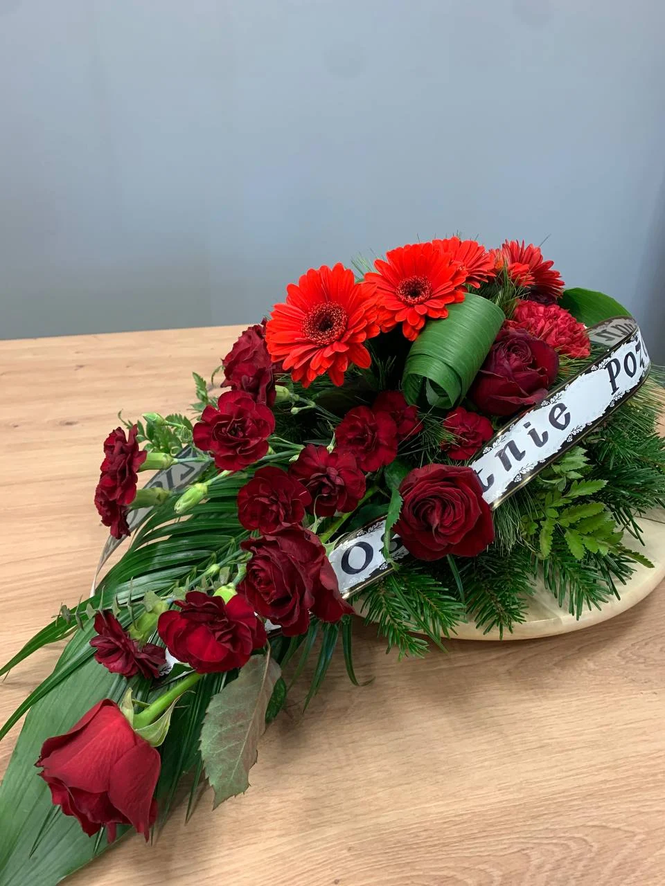 Wiązanka pogrzebowa z róż, wiązanka ostatnie porzegnanie z białych róż z dostawą niska cena Milanówek