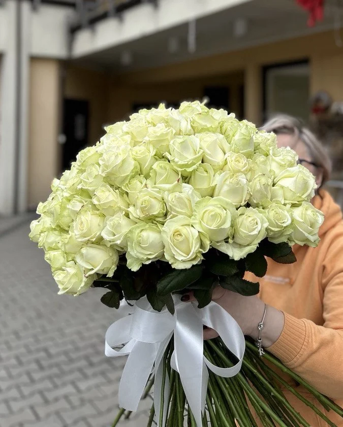 Duży bukiet białych róż – doskonały wybór na każdą okazję
