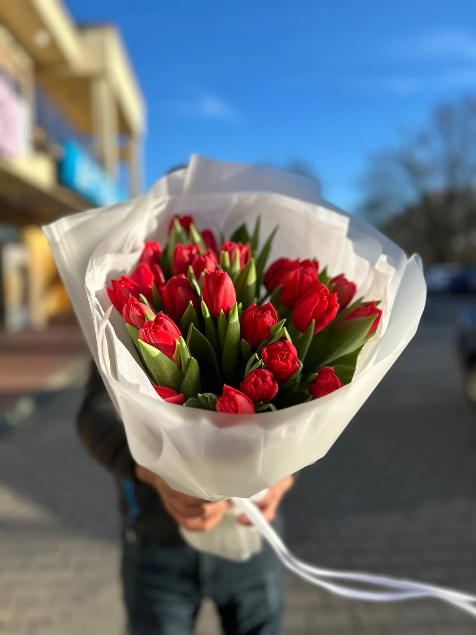 Romantyczny bukiet czerwonych tulipanów