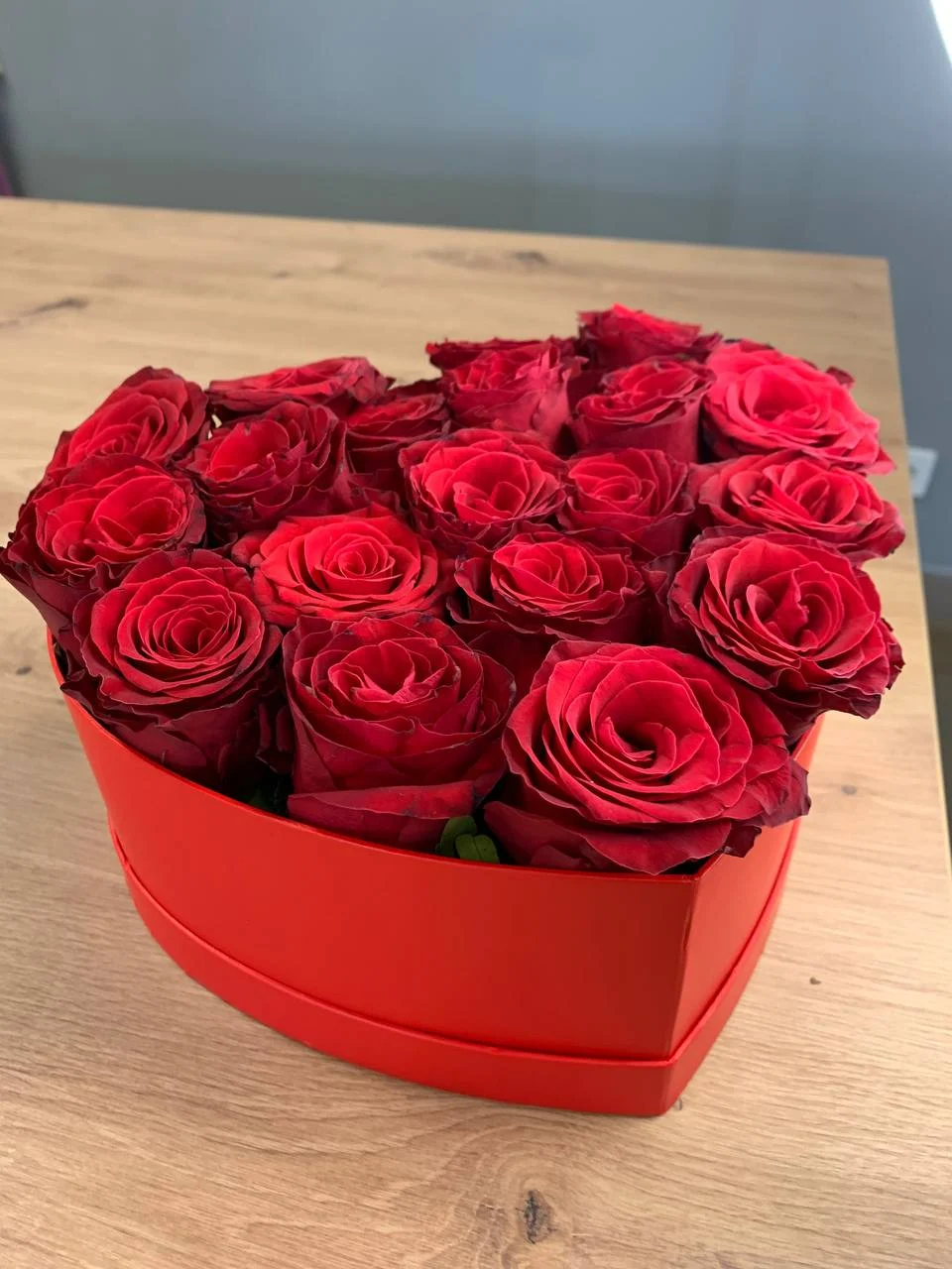 Flower box z różami ułożony w czerwonym pudełku sercu — idealny na wyjątkowe okazje