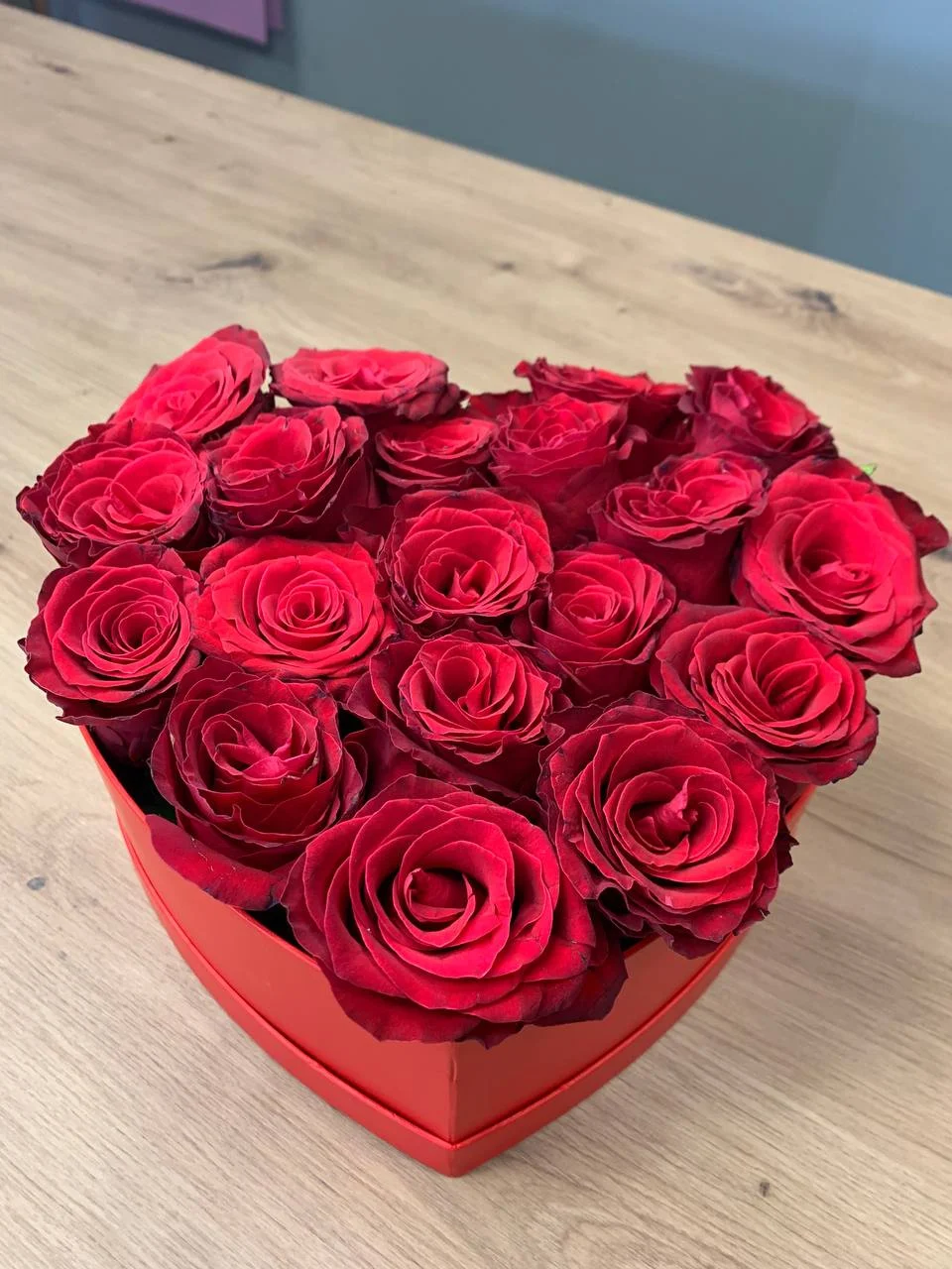 Flower box z czerwonymi różami w pudełku-sercu jako romantyczny prezent na Walentynki lub rocznicę