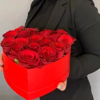 Flowerbox w kształcie serca z czerwonymi różami