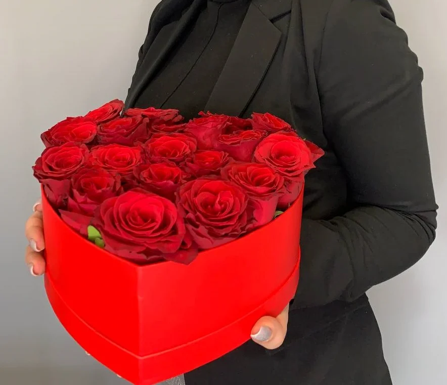 Flower box z czerwonymi różami w czerwonym pudełku w kształcie serca