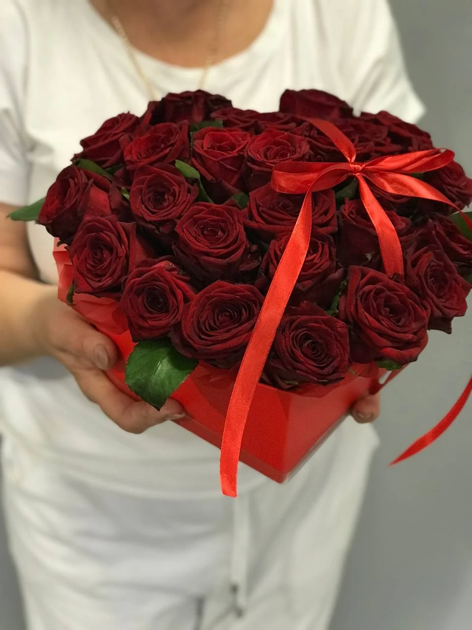 Flower box z różami w czerwonym pudełku z kokardką