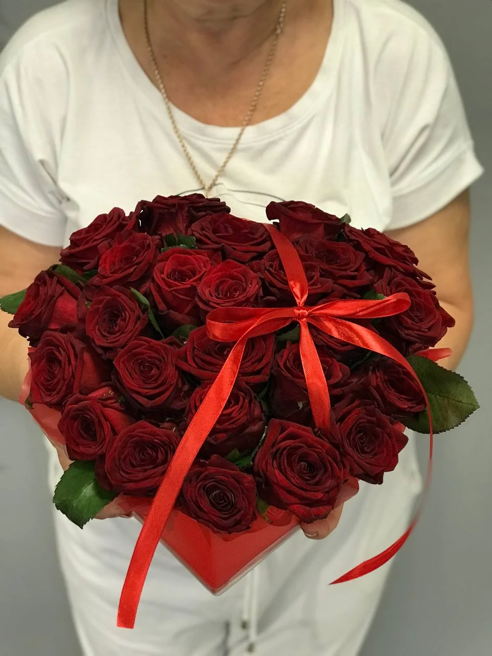 Kwiatowy Flower box z czerwonymi różami w eleganckim opakowaniu