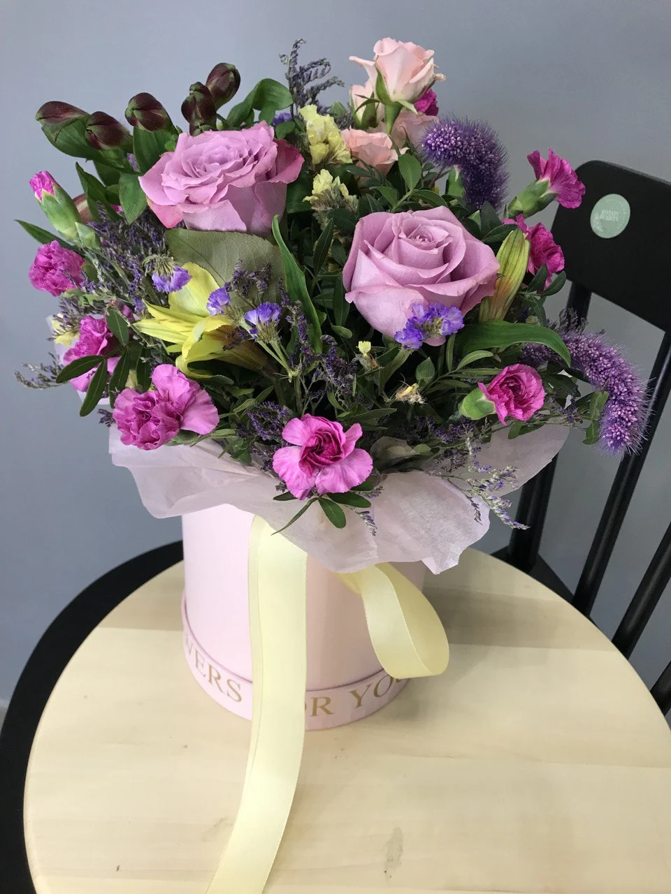 Flowerbox wiosenny – klasyczna elegancja z nutą nowoczesności