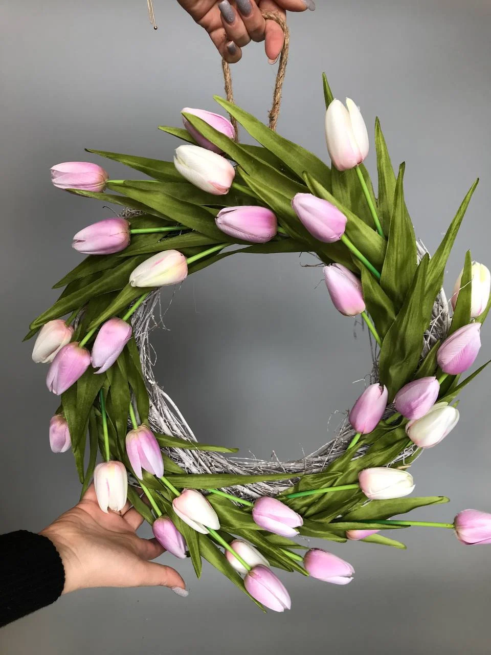 Wiosenny wianek z tulipanów na drzwi Pruszków