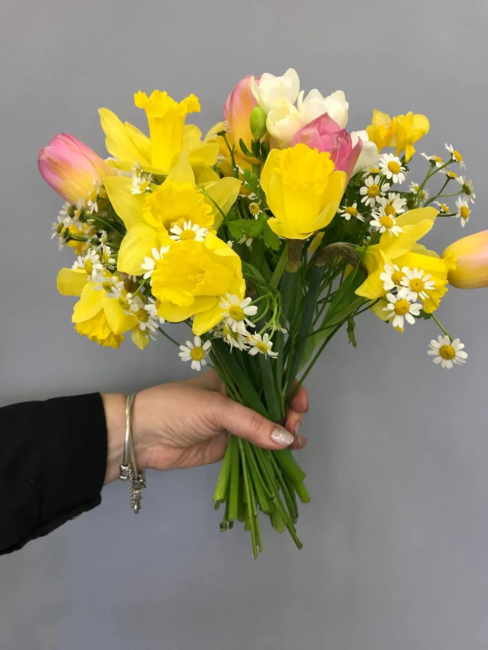 Wiosenny mieszny bukiet (narcyz, frezja, tulipan) z dostawą niska cena Pruszków