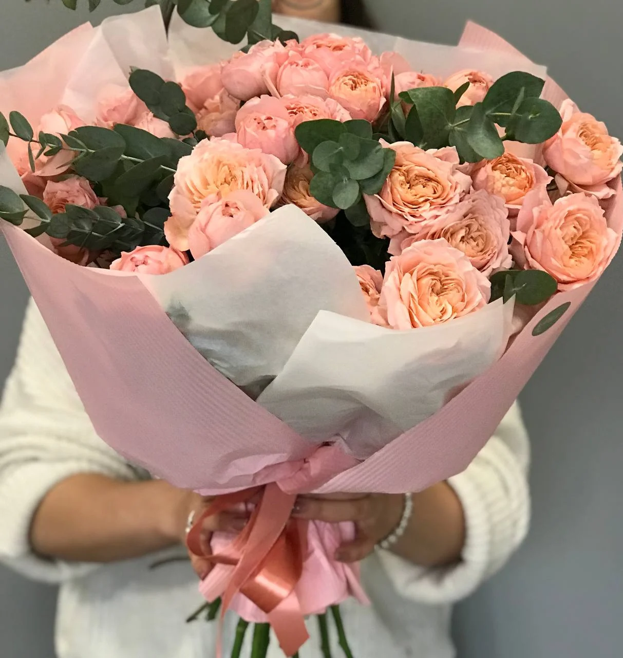 Bukiet róż – elegancka kompozycja pastelowych róż z eukaliptusem, idealna na prezent