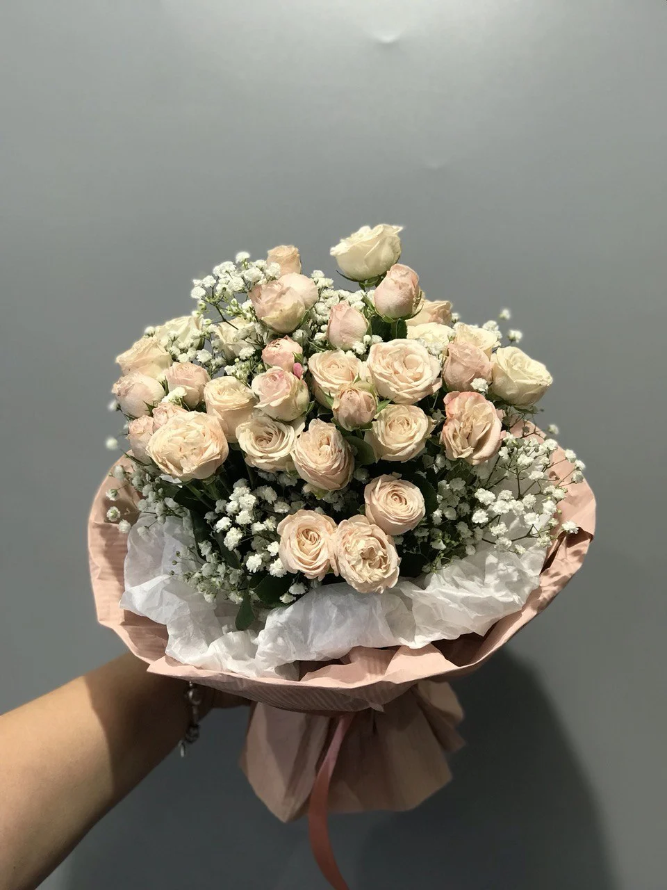 Bukiet róż – romantyczna kompozycja w jasnych barwach