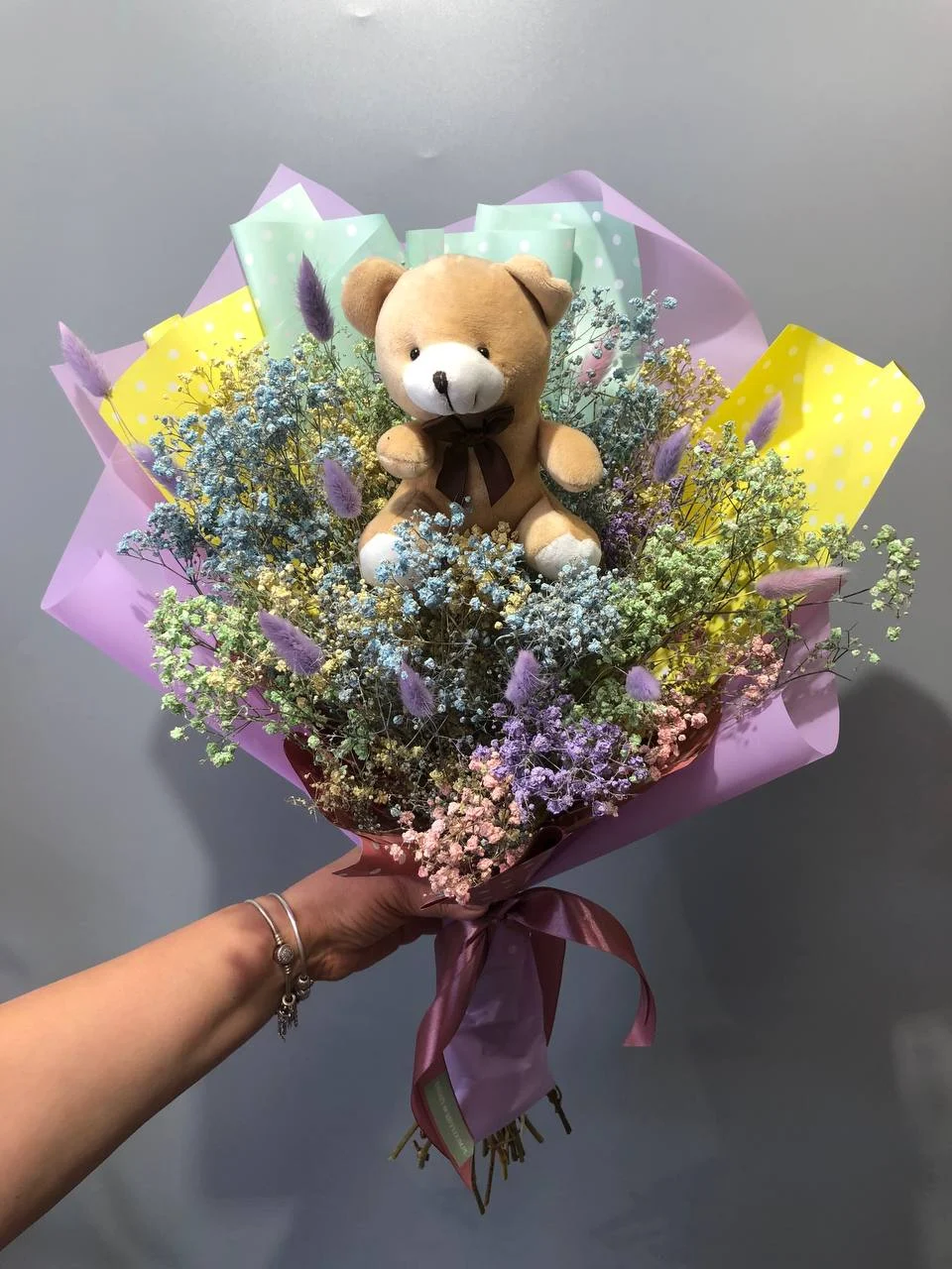 Bukiet z gipsówki i misiem poczta kwiatowa Warszawa
