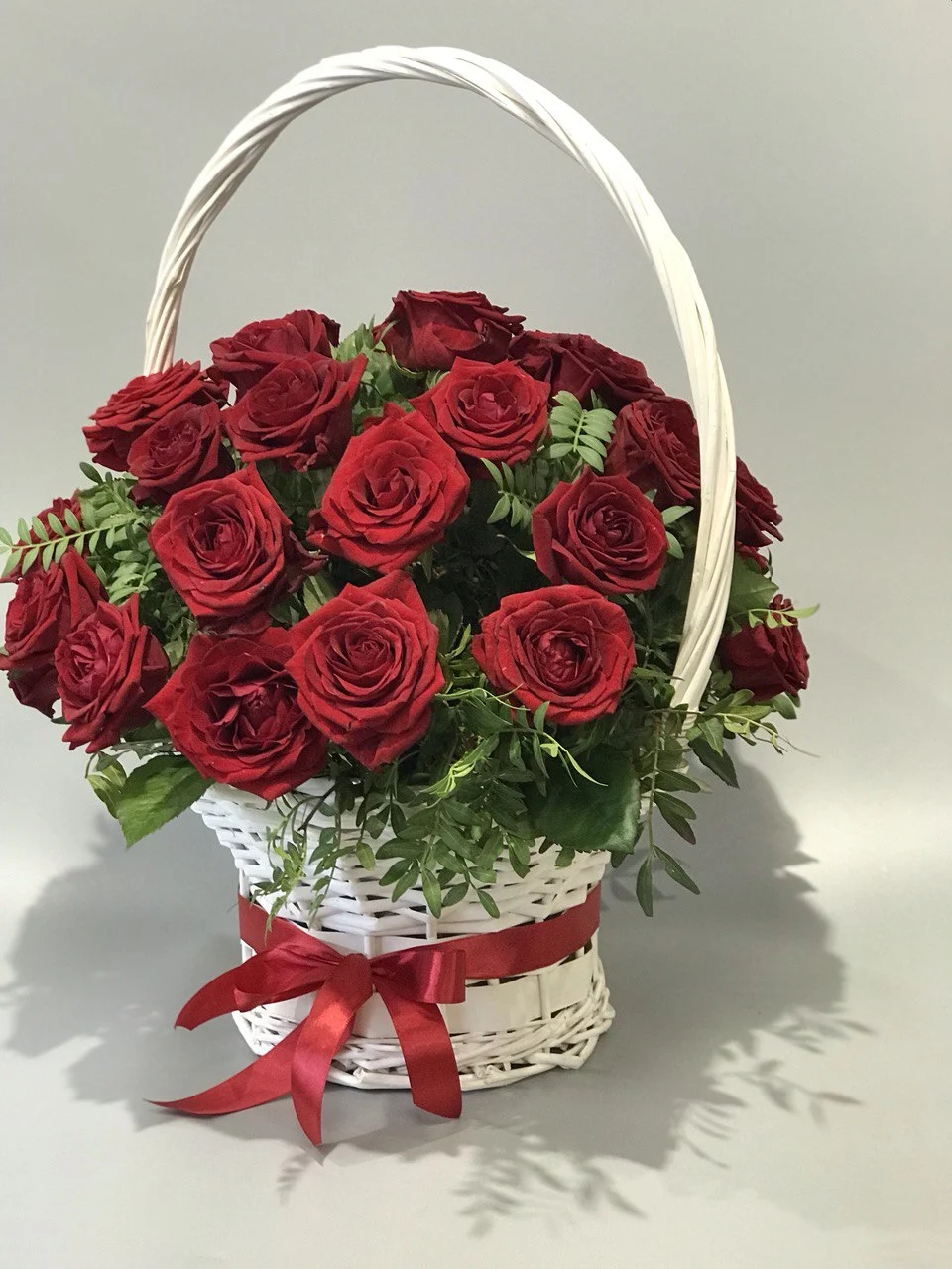 Luksusowy bukiet róż w koszyku z czerwonymi różami i liśćmi