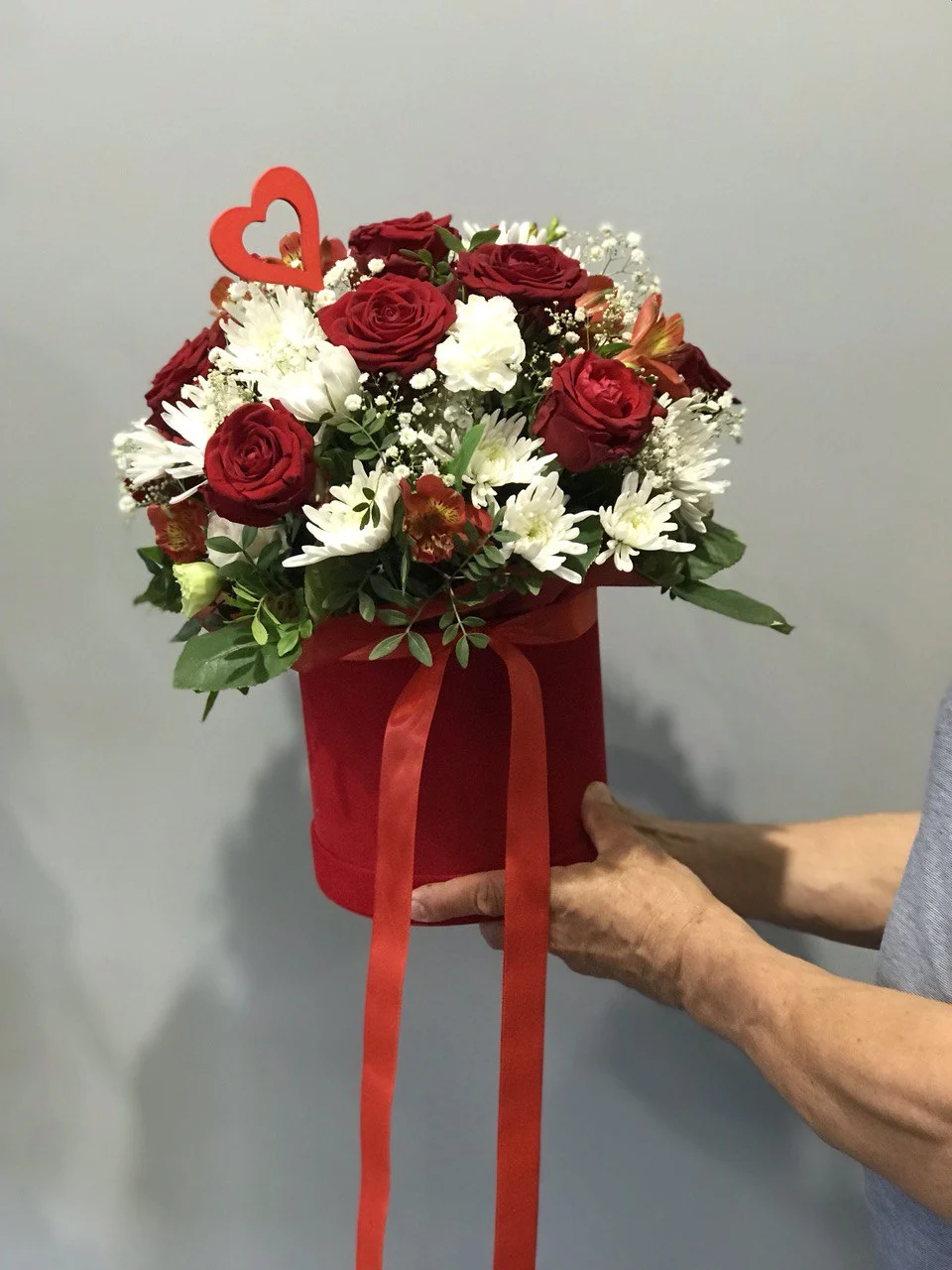 Elegancki flower box z czerwonymi różami, margerytkami i gipsówką