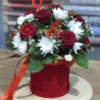 Flower box z czerwonych róż i białych margaretek