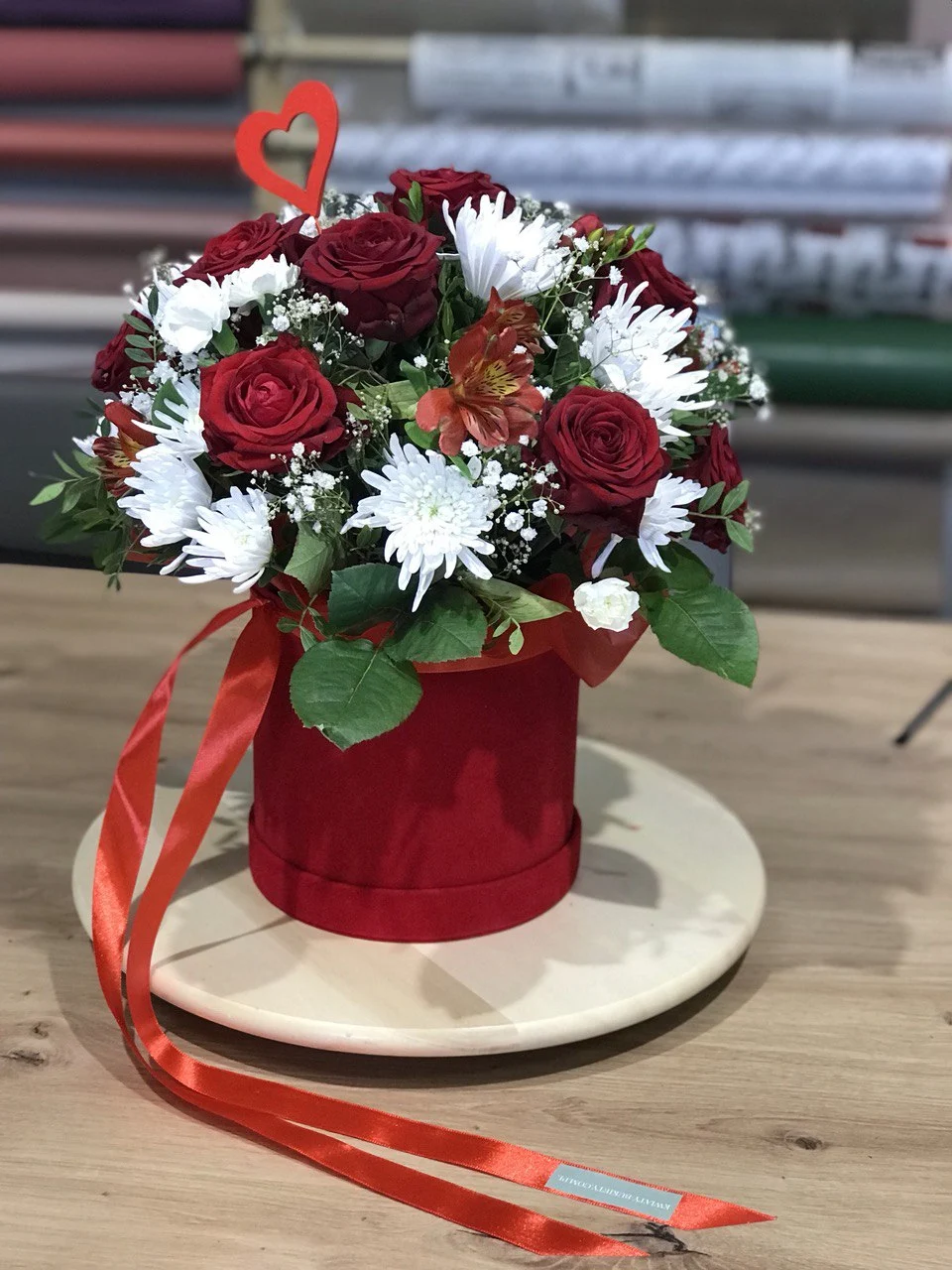 Elegancki flower box z czerwonymi różami, margerytkami i alstroemerią