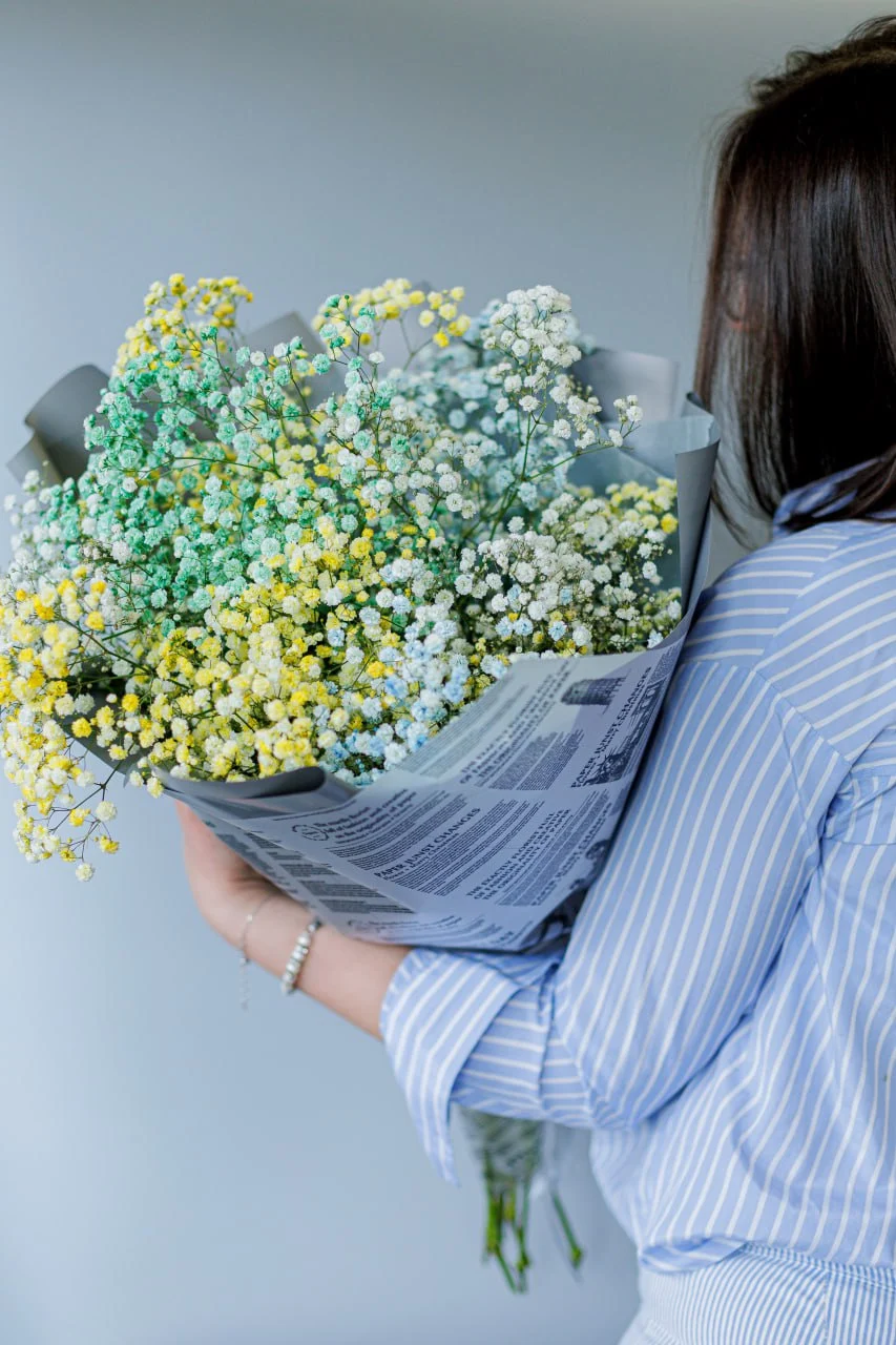 Bukiet kolorowej gipsówki poczta kwiatowa Warszawa