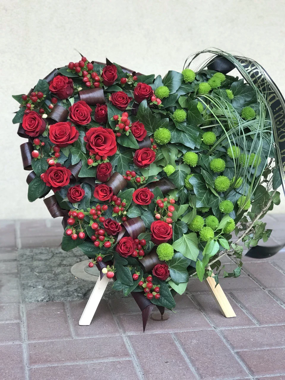wieniec pogrzebowy serce z czerwonych róż