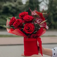 Kwiaty w pudełku. Róże z anturium