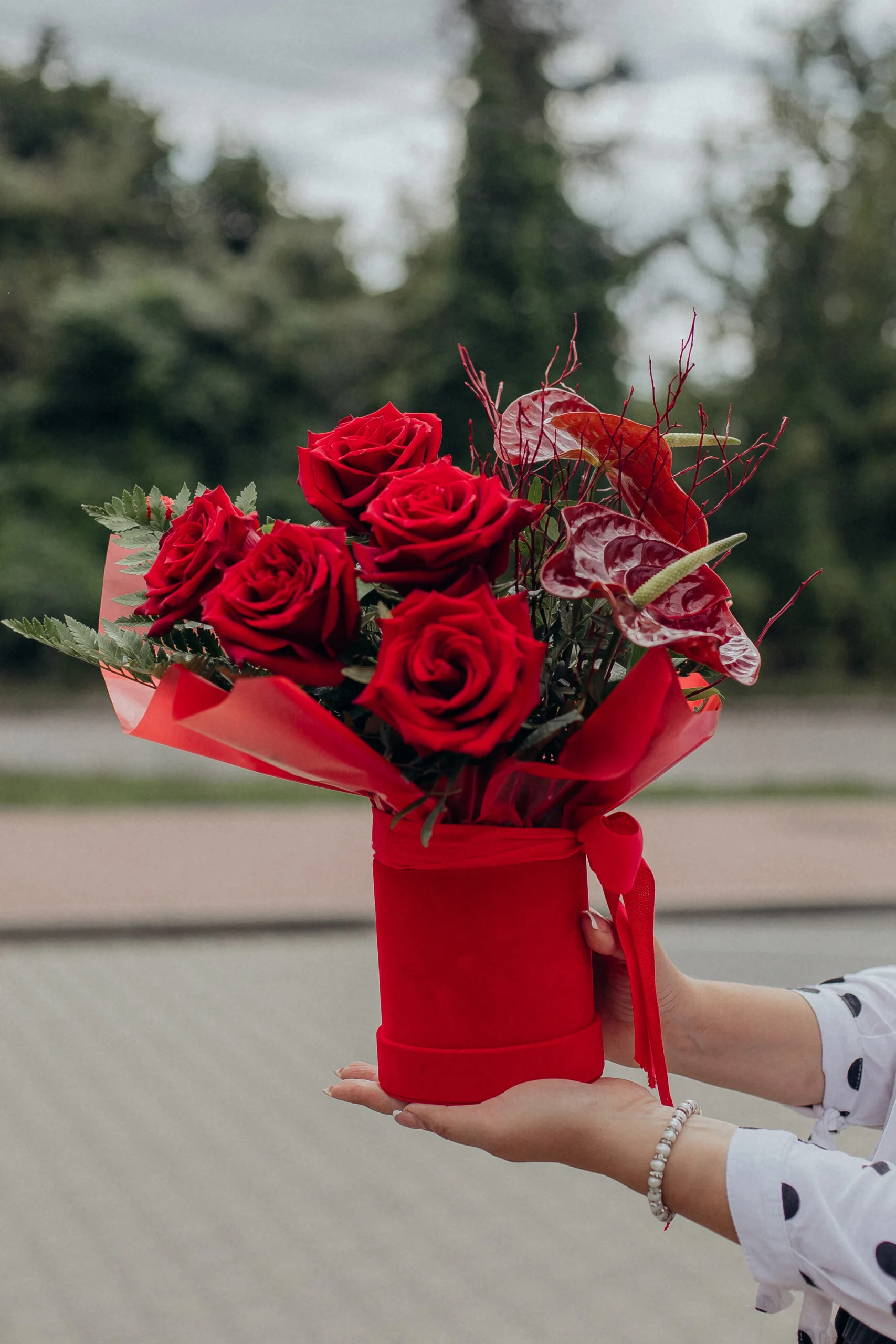 Flower box z czerwonymi różami i anturium na prezent